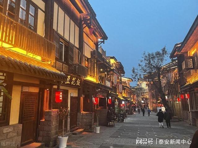 千镇千面”——解码人造古镇的重生密码不朽情缘游戏入口从“千镇一面”到“(图5)