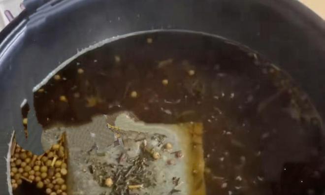 脚把自己泡进医院掐人中找邻居求救不朽情缘后怕！独居女生用花椒泡(图1)