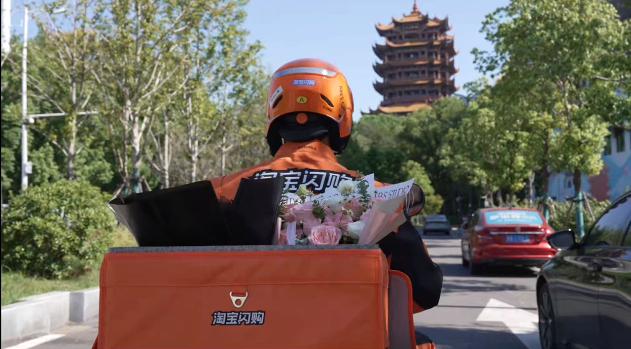 购“淘鲜花”！奢品大牌等集体入驻不朽情缘mg七夕消费者涌入淘宝闪(图2)