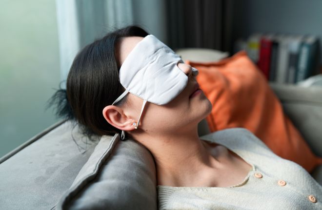 群沉默。成年人的舒服都在陌生人社交里！mg不朽情缘游戏试玩朋友圈停更、闺蜜(图2)